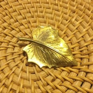 Vintage leaf pin